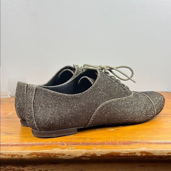 Gianni Bini Silver Flats with Minimalist Design - Picture 3 of 8